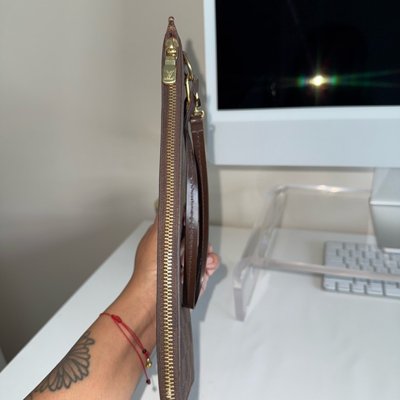 Louis Vuitton Neverfull Pouch - Picture 2 of 7